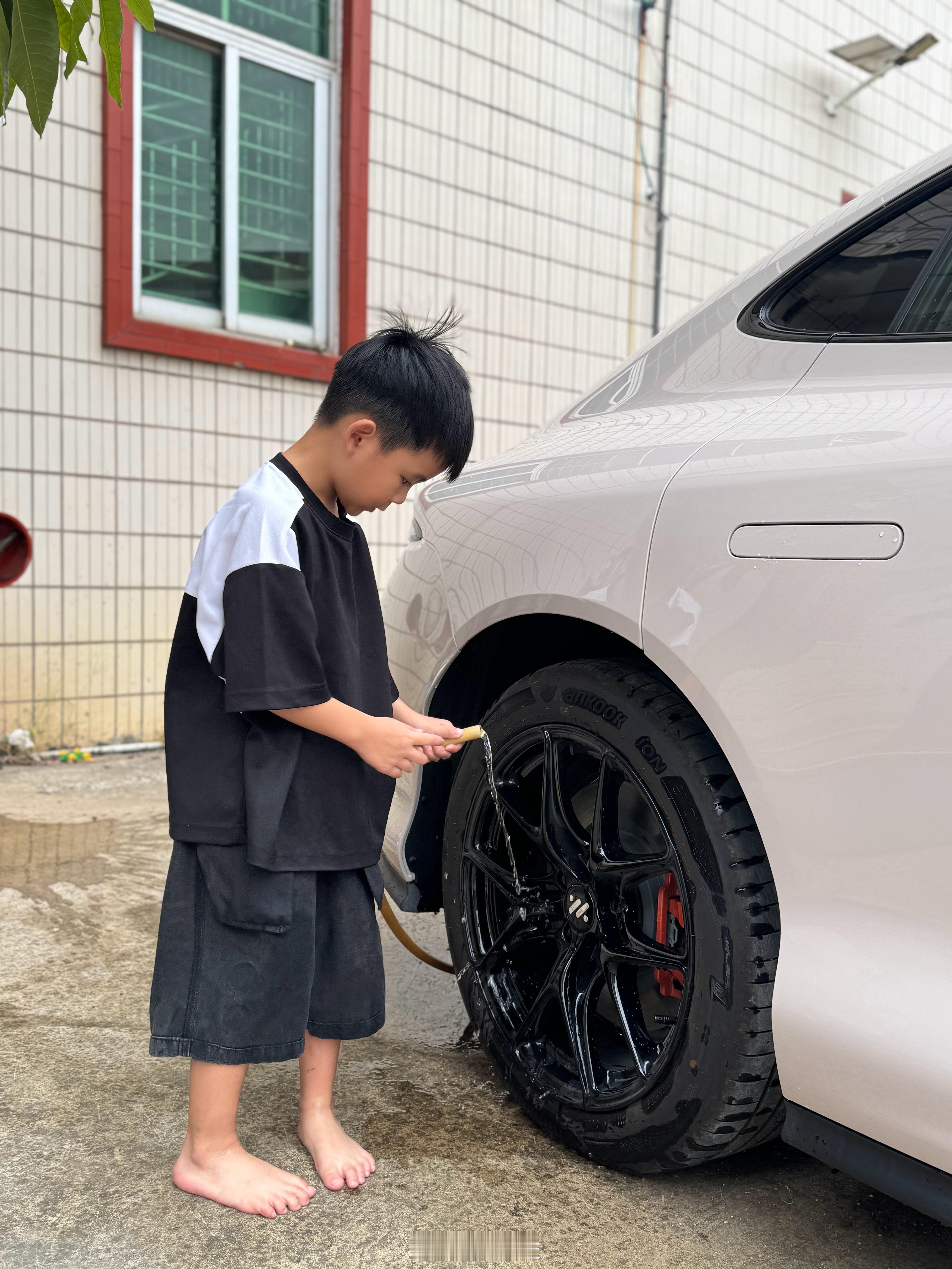 小孩子礼拜天作业做完肯定要帮忙做家务啊，比如洗车，虽然智己L6这个颜色很耐脏[并