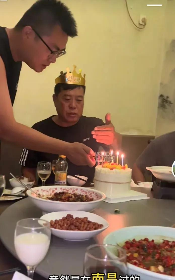 郭威在江西南昌给岳父过生日.郭威为祝岳父大人生日快乐！看看下面的画面