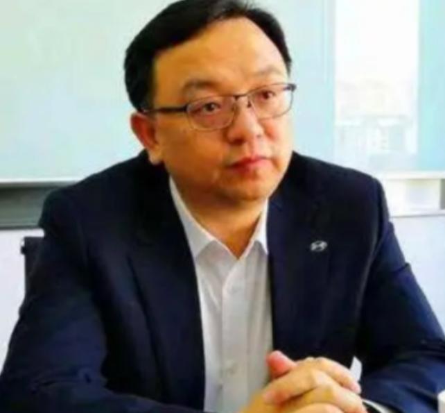比亚迪总裁王传福说，他高中时回家要生活费时，他嫂子张秀菊，翻箱倒柜，兜里就几毛钱