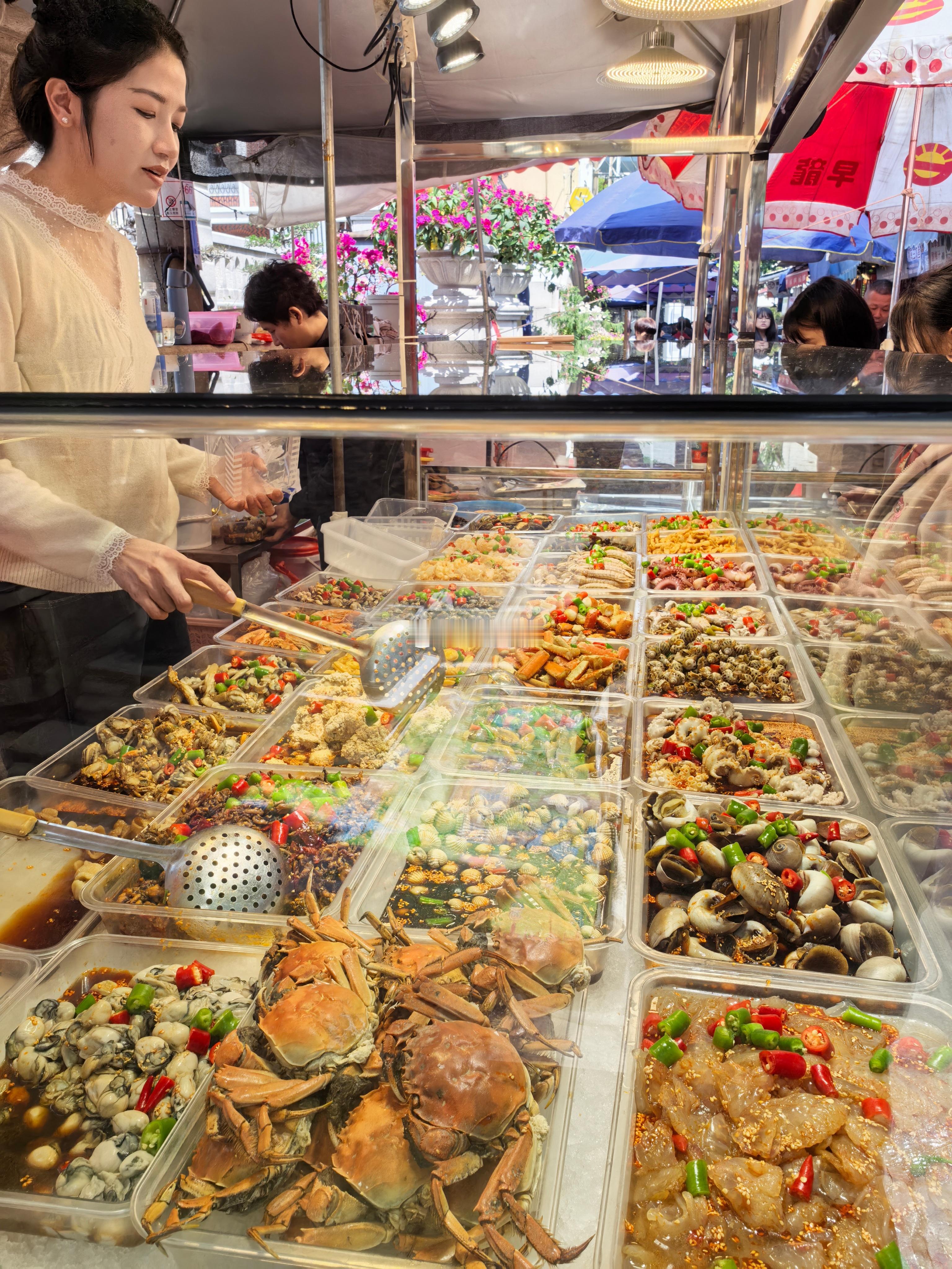 春节，八市，众“饕餮”。土笋冻、海螺烤串、“八市”舒芙蕾……也挑战了“片仔癀草”