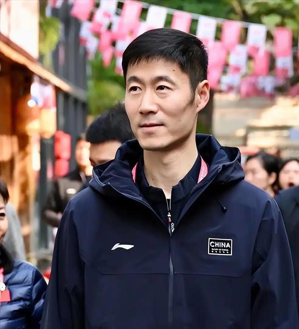 王励勤这把，确实够狠。8月2日晚上，WTT世界乒联一纸公告砸出来，女单世界第一