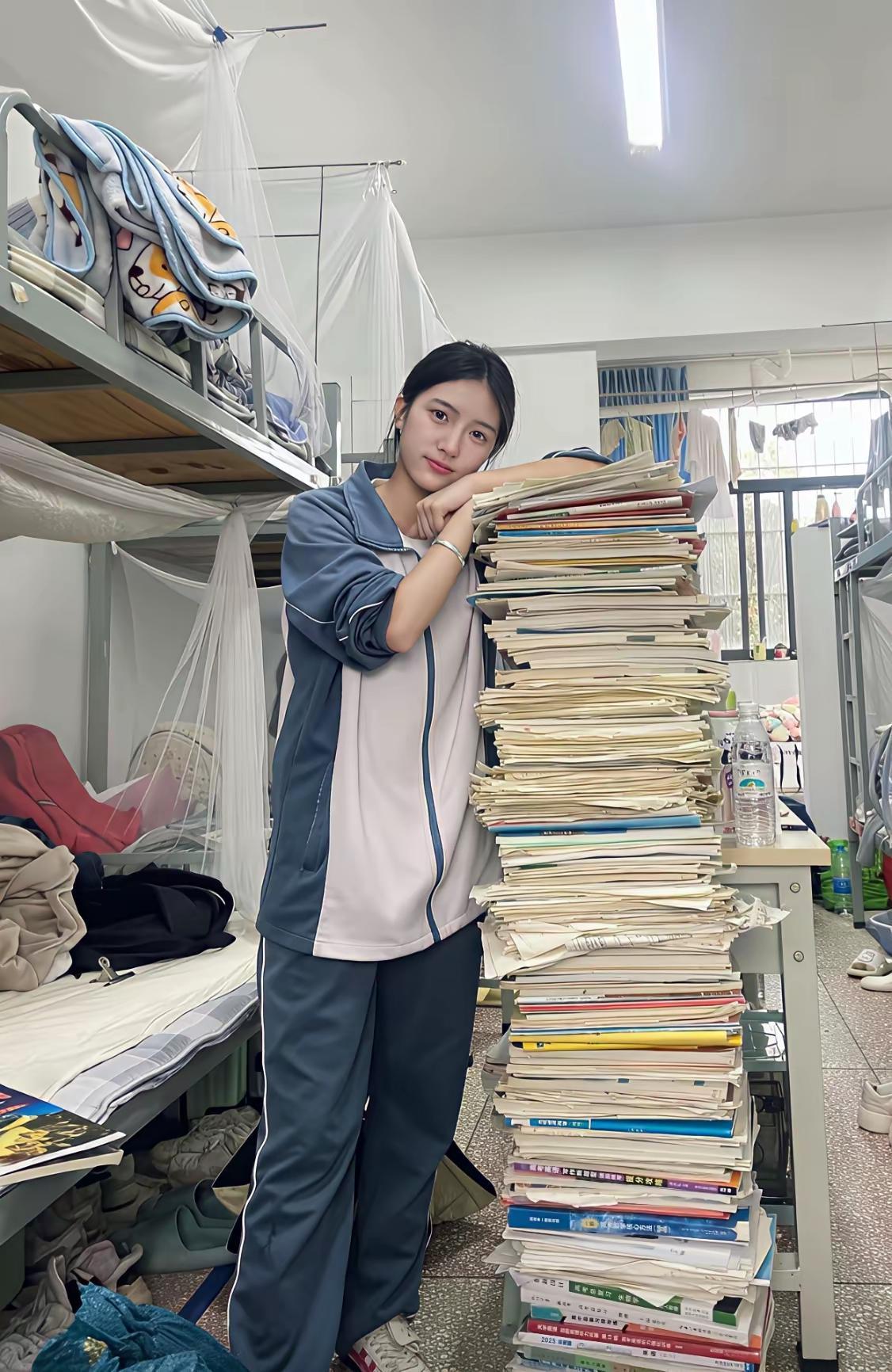 对联上联：读书苦；下联：[作揖][作揖][作揖]。