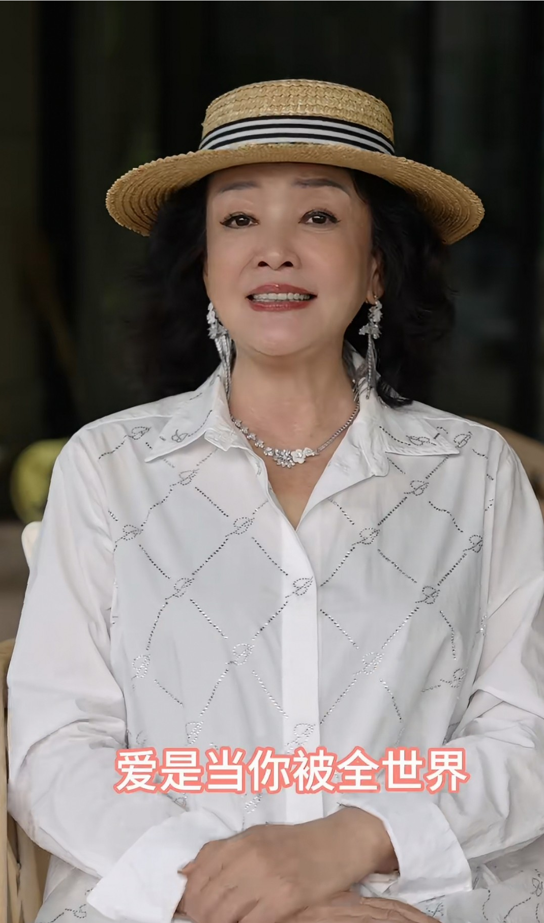 张兰诠释什么是真爱！刚刚，张兰通过视频给大家诠释了什么是真爱，张兰说:“