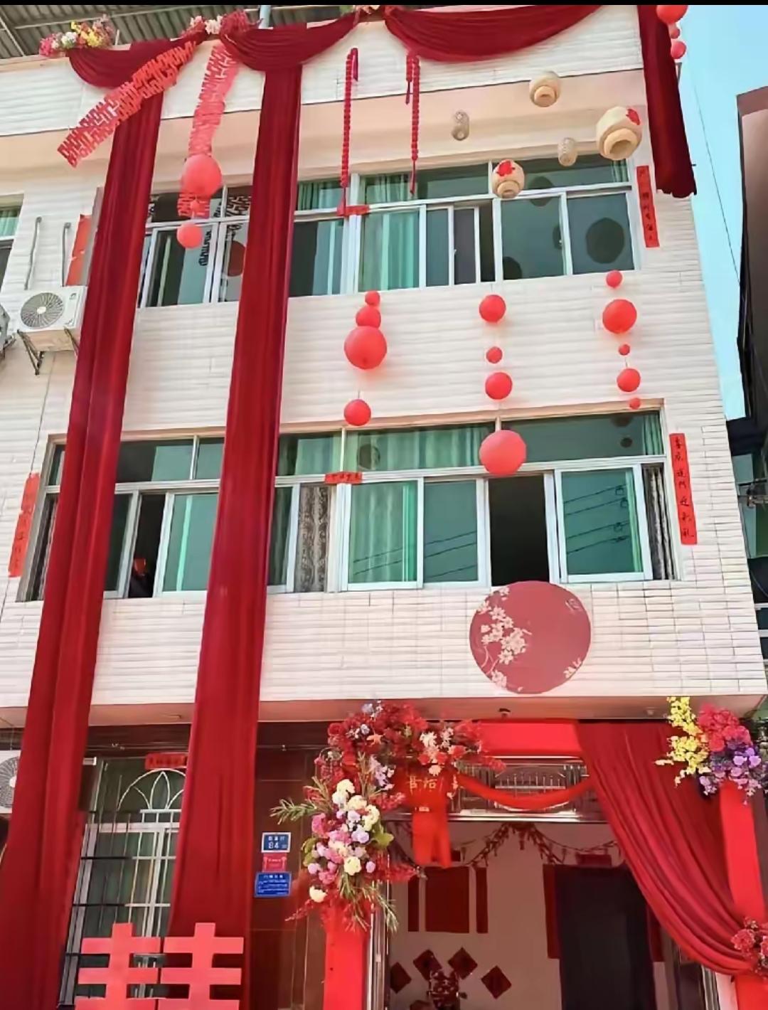 和邻居家因为宅基地吵架了，好几年不说话了，五一听说她儿子结婚呢，我准备拿200块