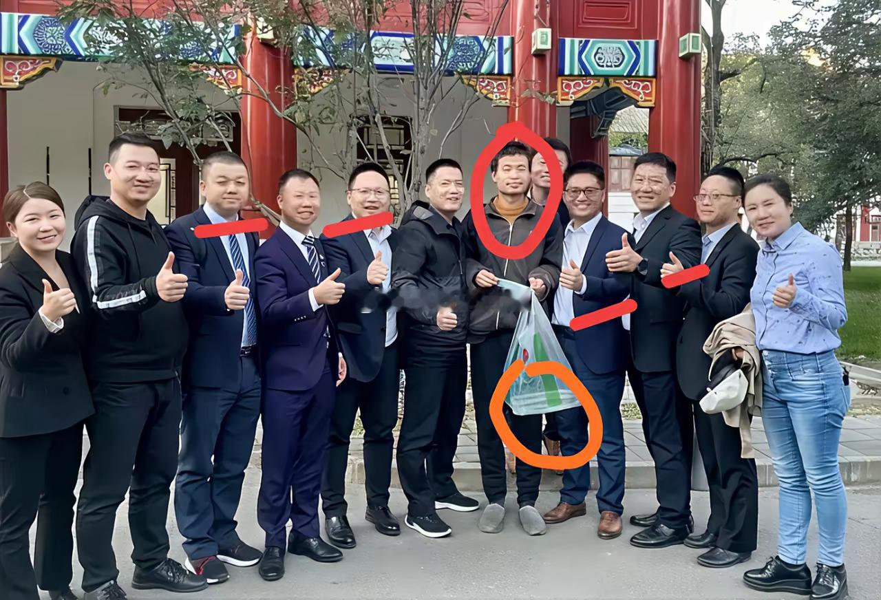 发现没韦东奕虽然智商很高，很节俭但是他在一群大佬中间，确实有点不是很合群！合照能