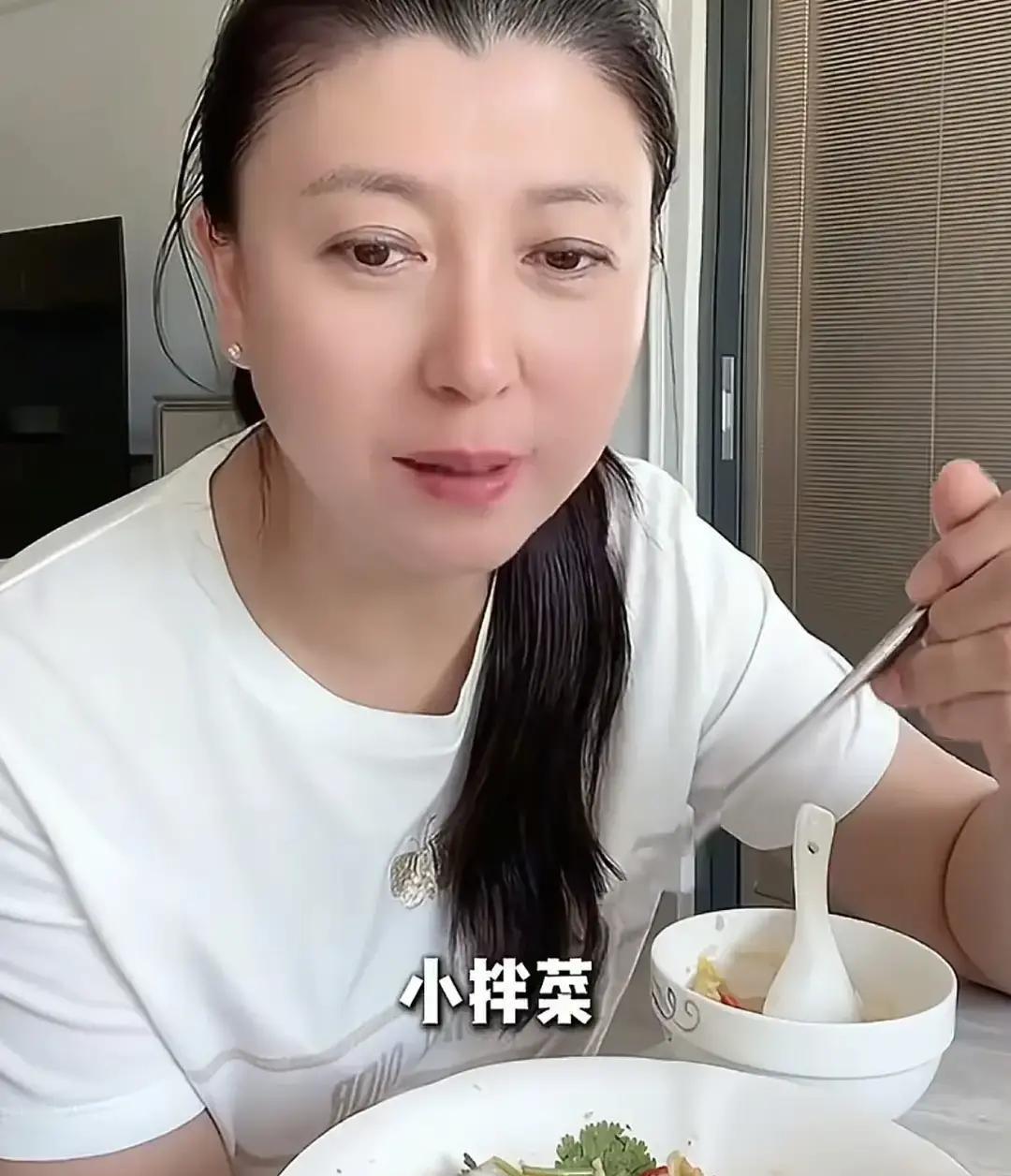 何庆魁中午刚为闫学晶仗义执言，怒斥5万打牌谣言，晚上就光速滑跪道歉！这脸变得比