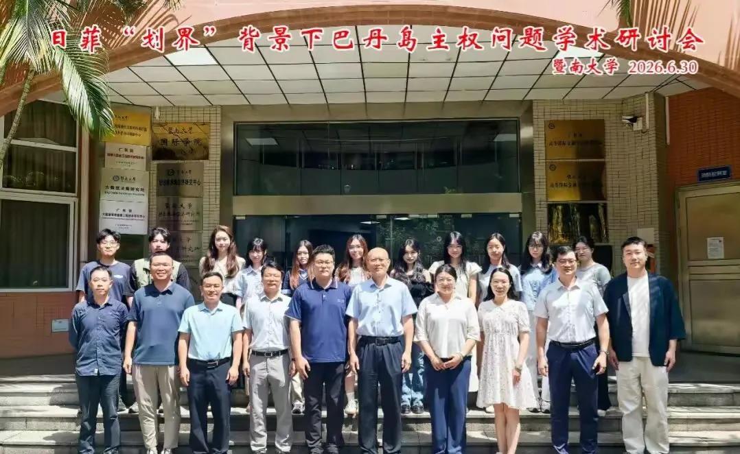 菲律宾最北部巴丹群岛的归属问题，中国本来想等到统一后再考虑，现在日本菲律宾搞什么