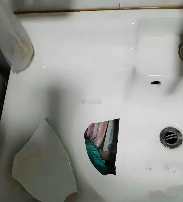 租的房子把洗手盆弄坏了，居然发现了房东的秘密。