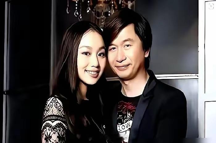 才发现，娱乐圈真拎得清的人，是黄舒骏。45岁的评委，当场淘汰21岁的小姑娘，一句