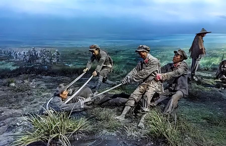 1935年，小红军罗玉琪过草地时突然感觉腹痛，赶紧跑去远处没人的地方方便，没想到