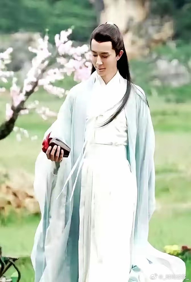 四哥真的走了。一句话让全网泪崩。​王骁在社交平台写下：希望于朦胧在那边永远有糖吃