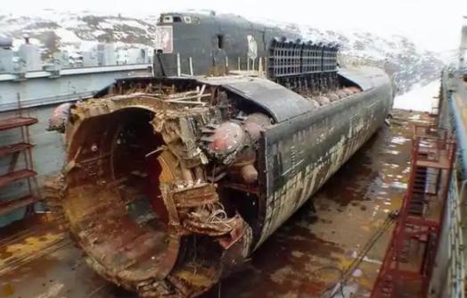 2003年渔民发现一潜艇，打开舱盖后发现，里面是70具尸体。2003年，我国的渔