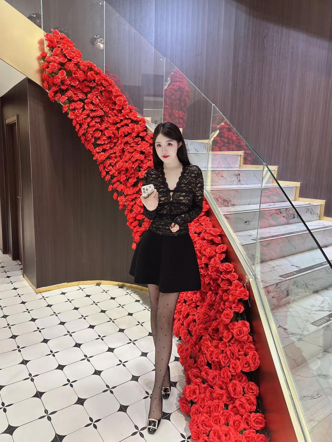 时尚穿搭分享创作者中心创作灵感御姐风穿搭小黑裙的正确打开方式