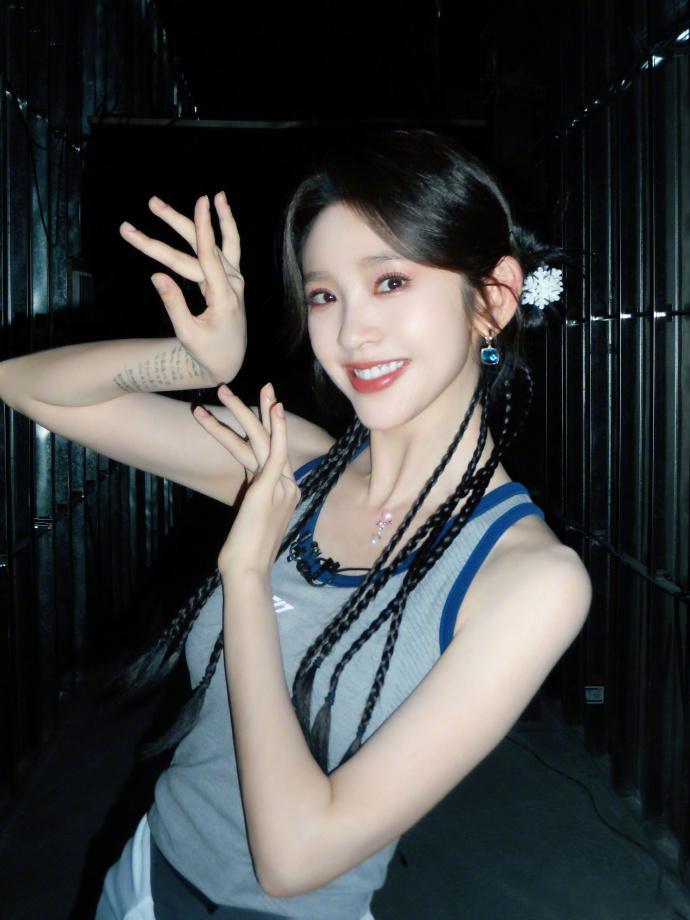 唐艺昕被老师夸到弹射长成这样！她爱唱爱跳就随她去吧！