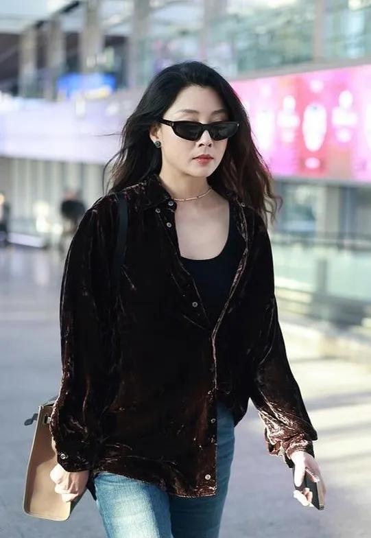 45岁殷桃增肥后状态太惊艳了！45岁殷桃增肥后的机场路透直接看呆，一改往日