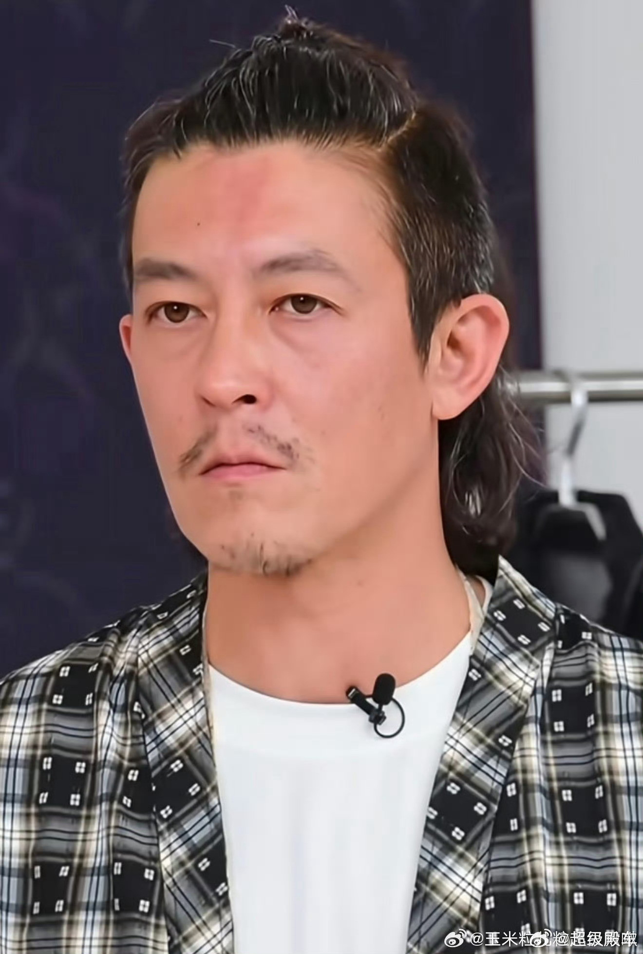 吴艳妮晒与陈冠希合影陈冠希年轻时的颜值，可以秒杀99%男星。如今只做自己，不修边