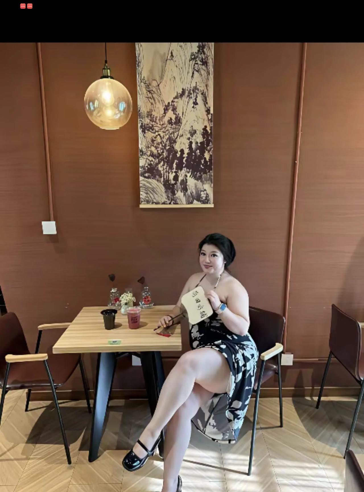 看了半天也没认出手上拿的纸张写的四个字是什么字？倒是对这位“重量级”的美女姐姐