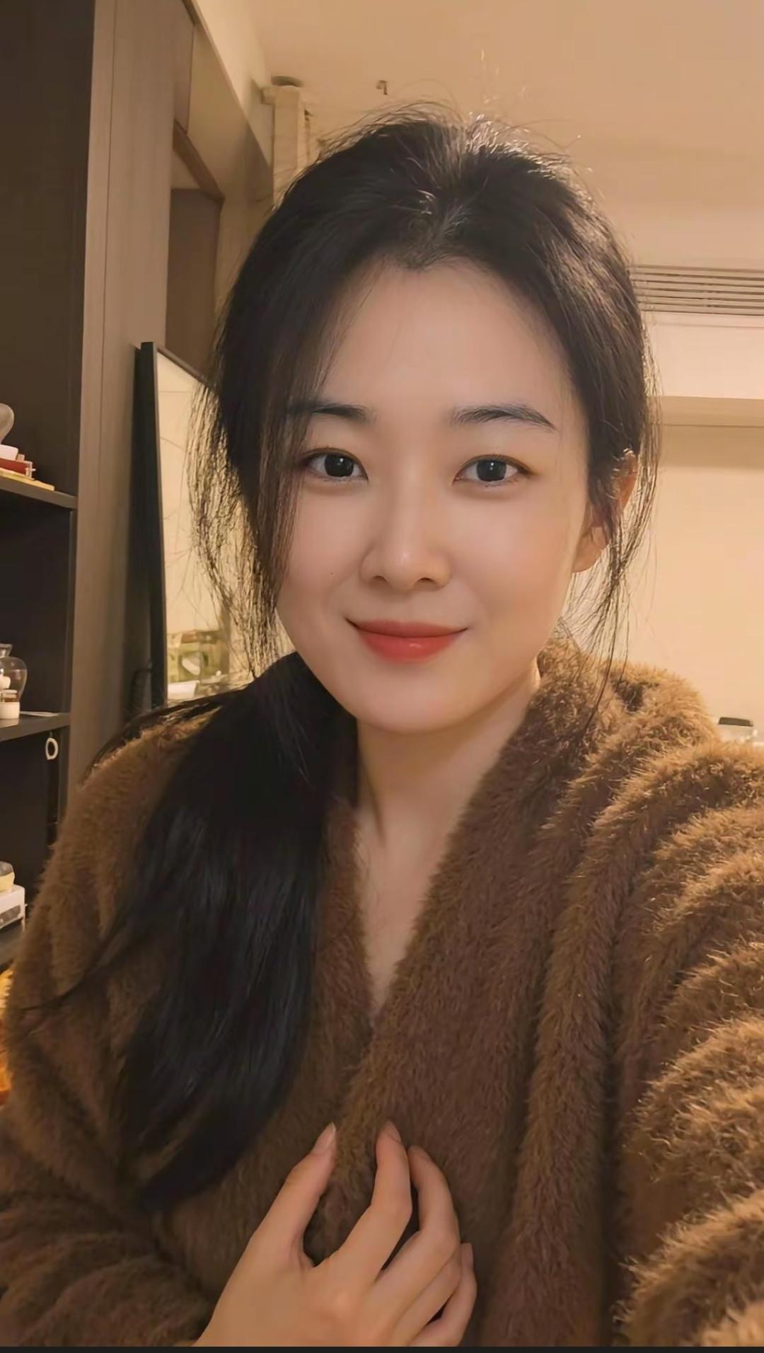 笑语盈盈暗香来，似曾相识燕归来。