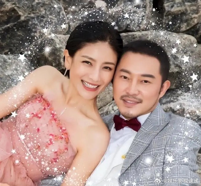 胡可说："有一天我在北京郊区拍戏，快收工的时候，我就给沙溢发了一个短信，说：'我