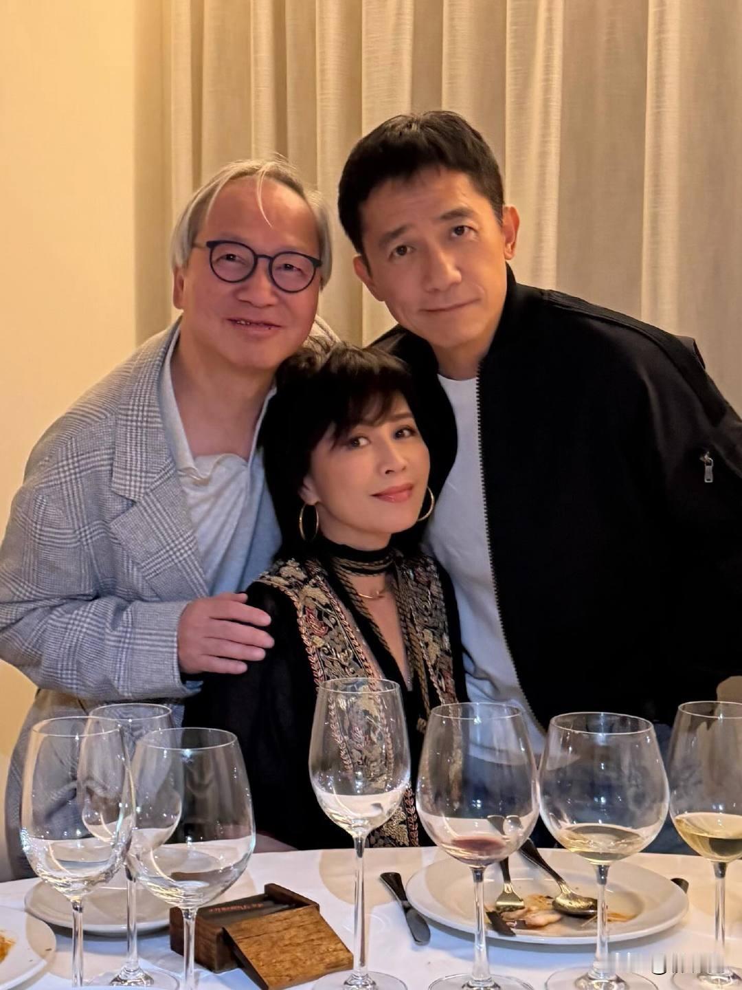 63岁梁朝伟整体消瘦使颜值回春，眼神依旧迷人‌。即便是友人随手一拍，也透露着