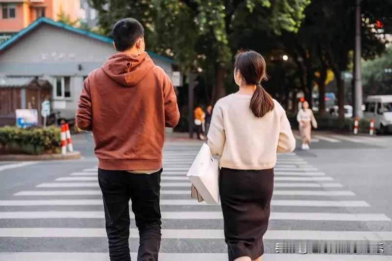 不同城市的女生择偶年龄上限。北京、上海这种一线城市，女生年龄过了33岁，就会开