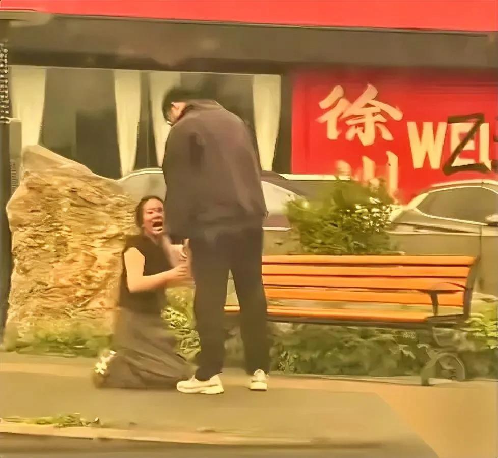 徐州这姐们这回可社死了出轨被老公抓包之后，当街扇自己耳光哭着求别离婚，好