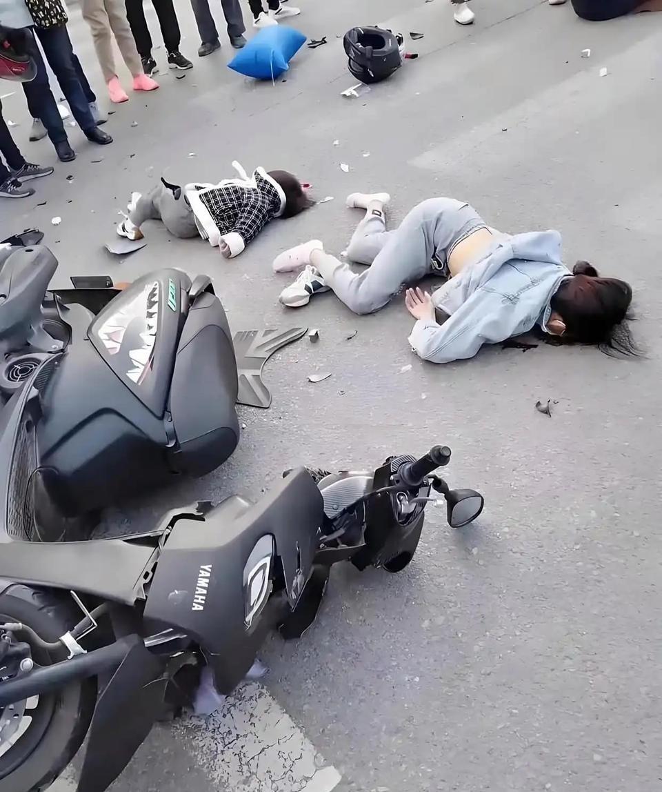 湖北利川发生交通事故致5死8伤。我看了视频，就是很空旷的路。直冲冲的往路边撞