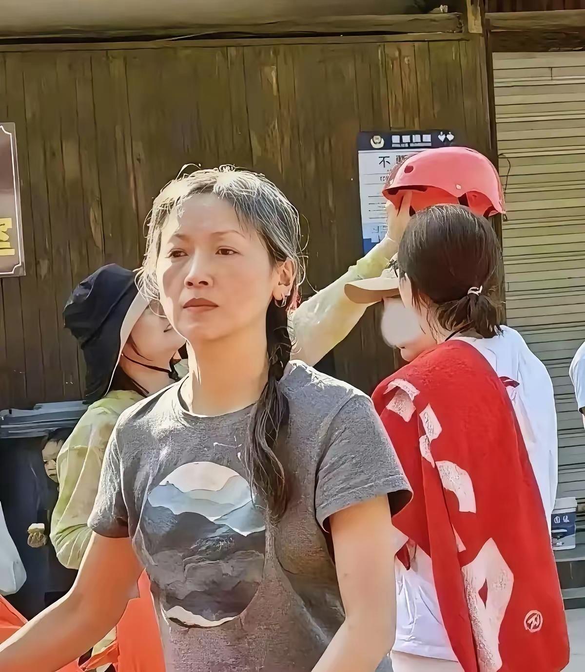 岁月不饶人啊，当年漂亮，很红的女明星如今也是老了，一头白发，穿衣自然，和普