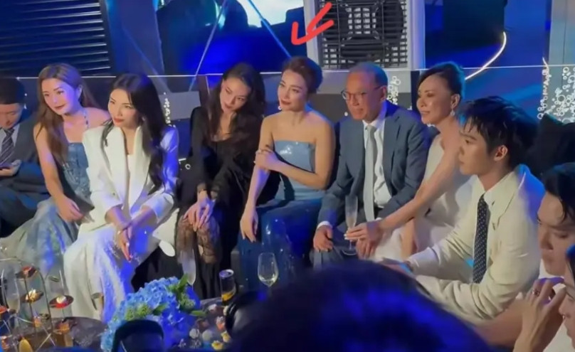 要么说李冰冰能坐在杨受成旁边呢！就论她的情商，就够很多人学一辈子了！她在水舞
