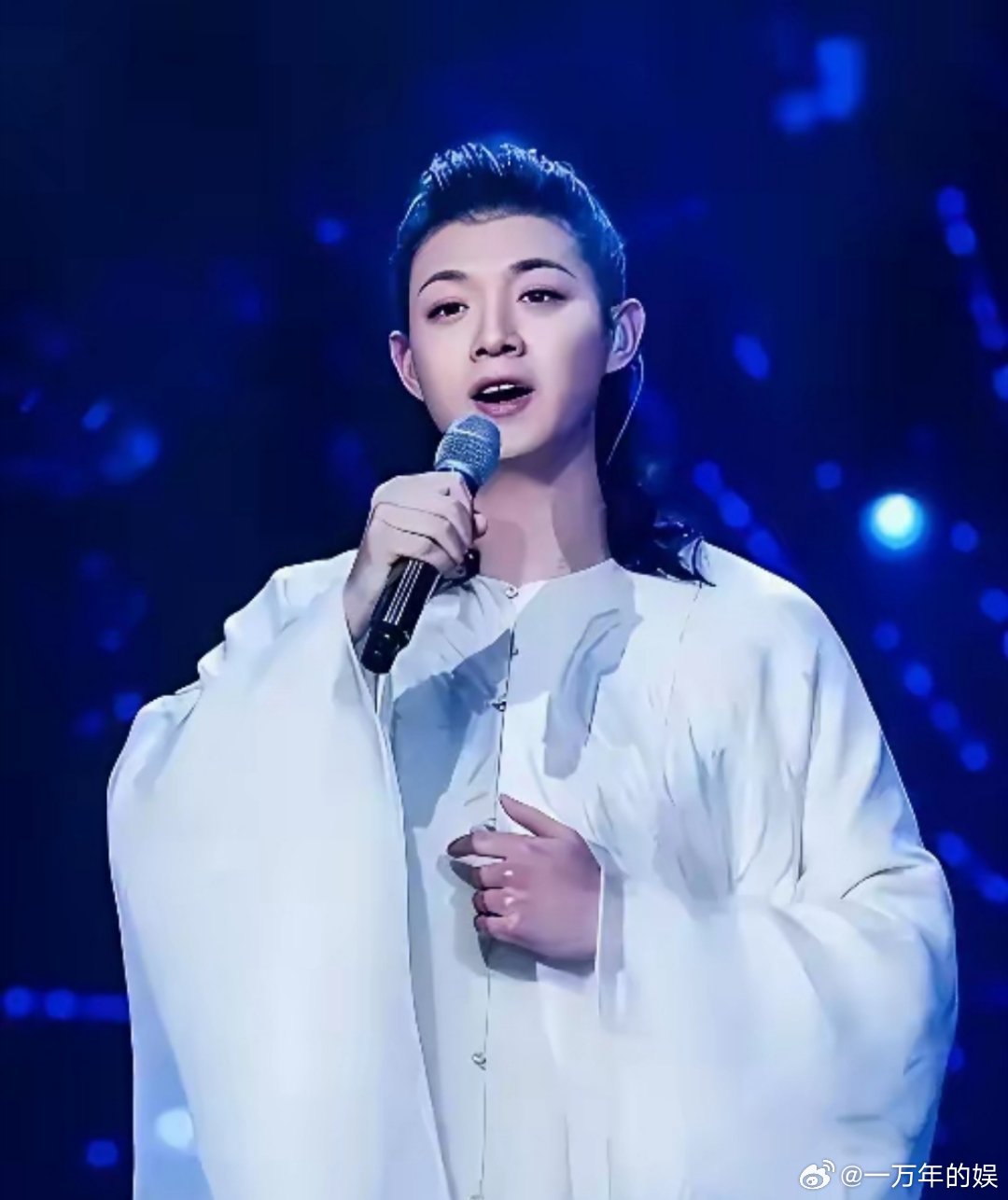 明明瞧着是个温润如玉的古风少年，歌唱得也不错。若没有陈露这档子事，他绝对会成为华