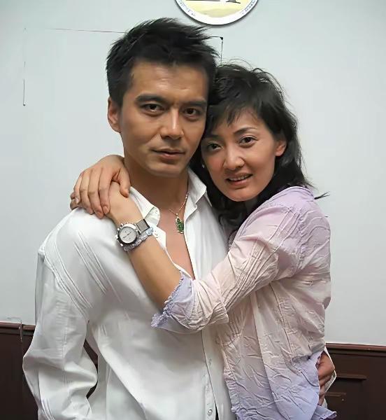 三个人挤在一张1米2的行军床上，烟味混着盒饭味。许亚军侧身压住了牛莉的戏服袖子