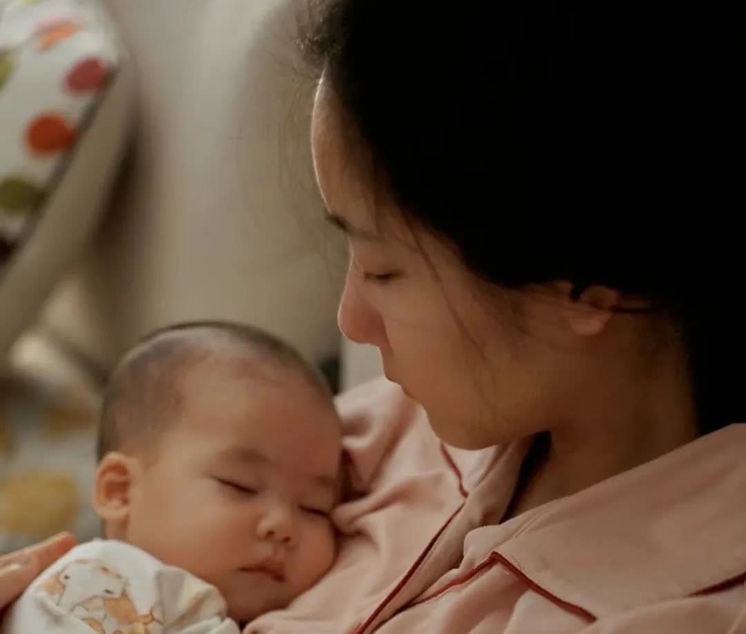 我生娃了，我婆婆给我老公转了2万块钱，说让我好好坐月子，我公公也转了，说让我别累