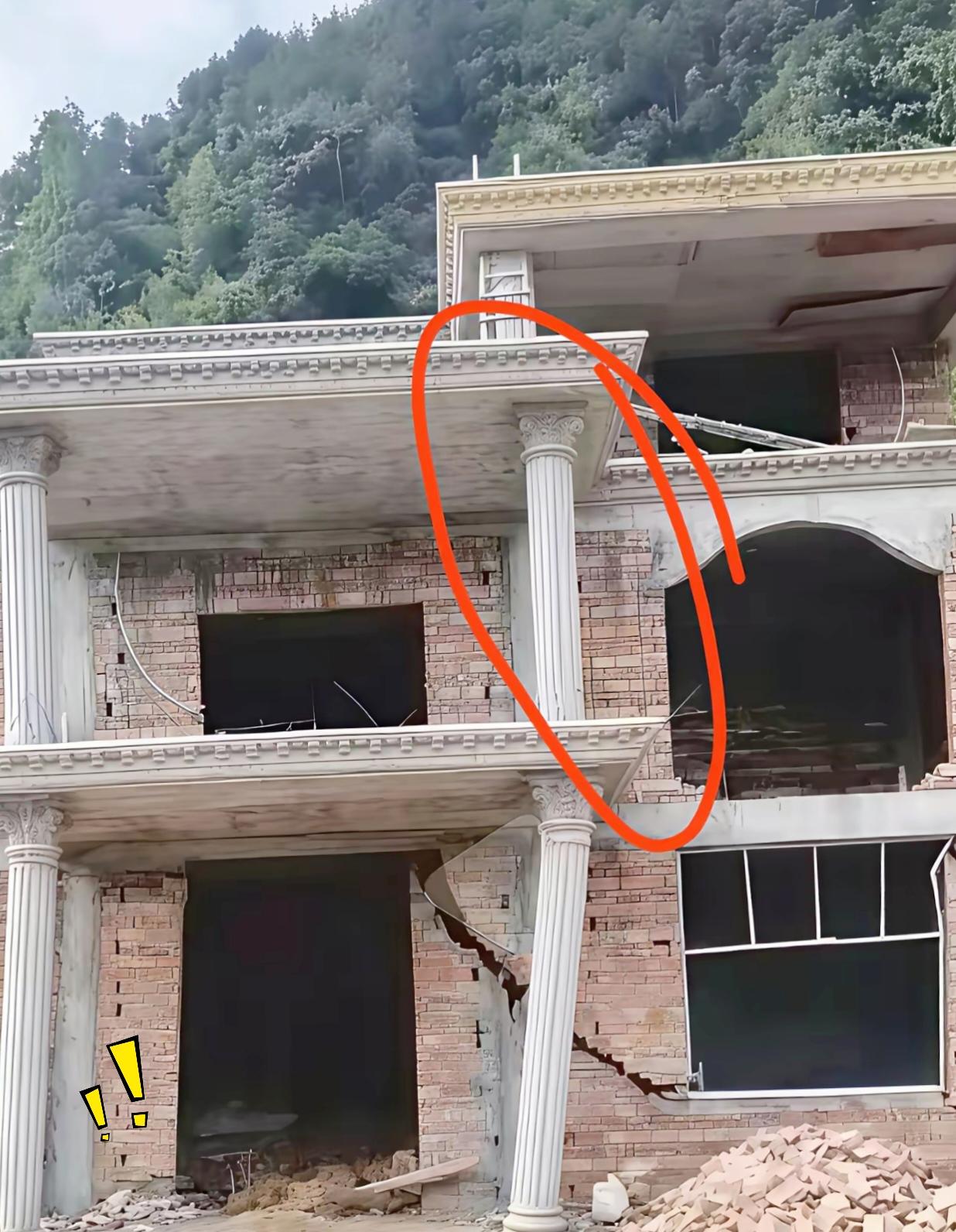有没有懂建筑方面的大师？我一直挺纳闷，自建房装这种罗马立柱，花钱不少，看着样式笨