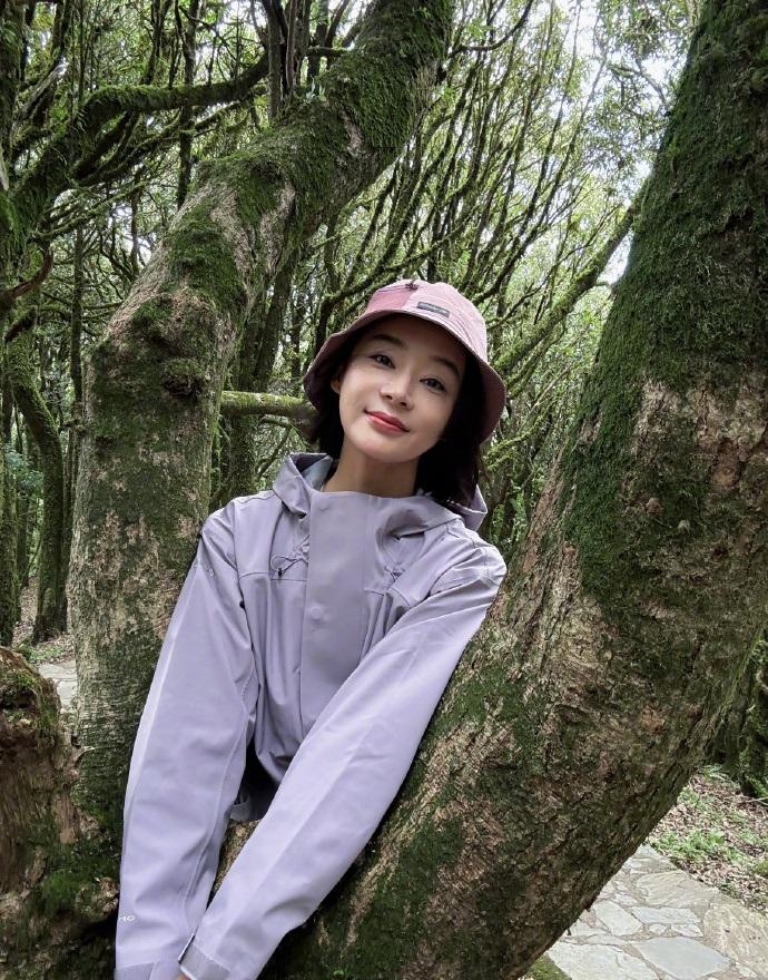 最近袁珊珊亮相哀牢山，她这次是去旅行了，袁珊珊搭配了一身运动装，看起来年轻又漂亮