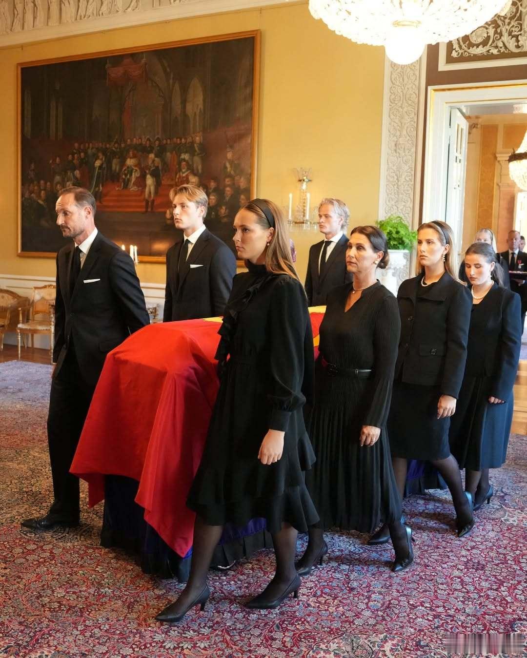 挪威王室🇳🇴8月31日，哈康国王、英格丽德·亚历山德拉王储、斯韦勒王子、玛