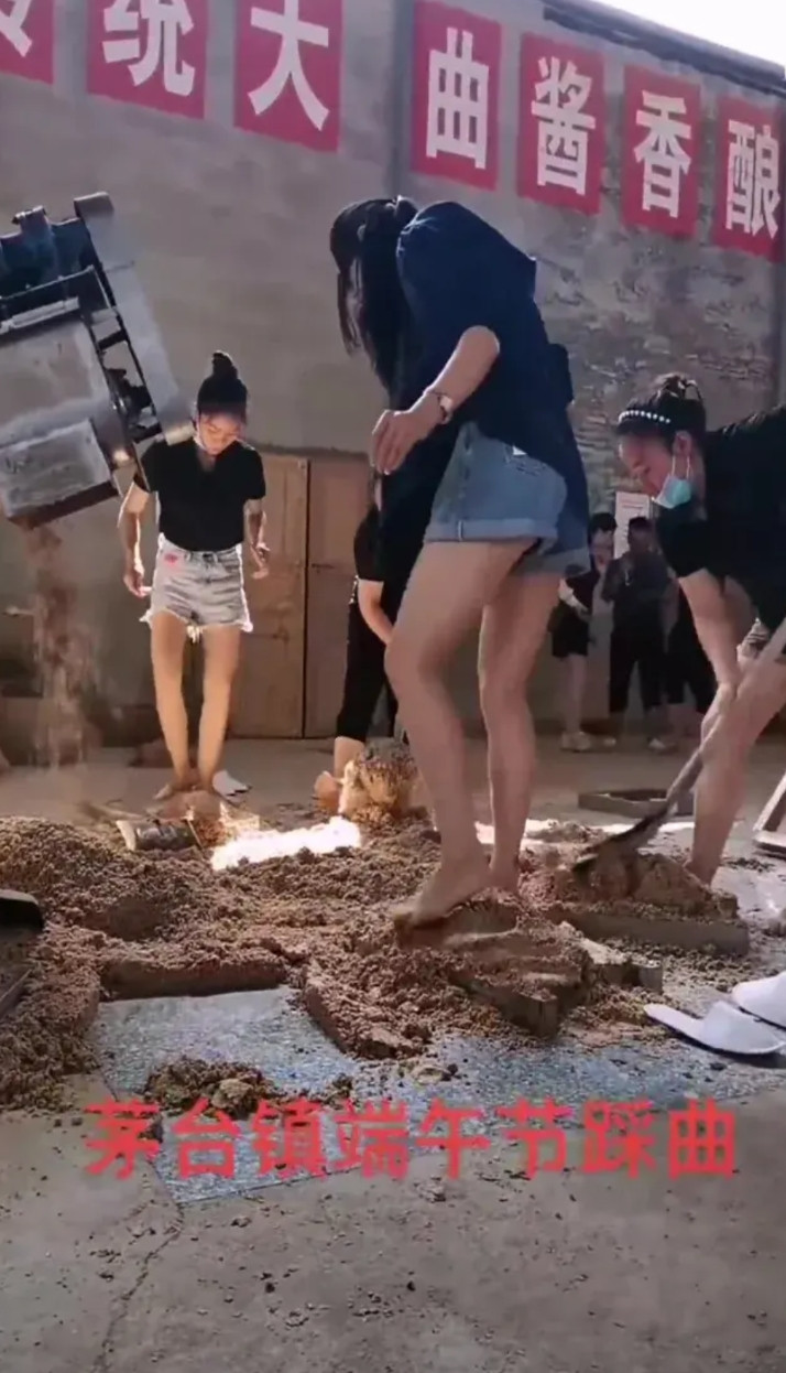 很多人觉得茅台用少女踩酒曲就是好，一般的酒厂用大妈踩酒曲就差远了，一些酒厂用抠脚