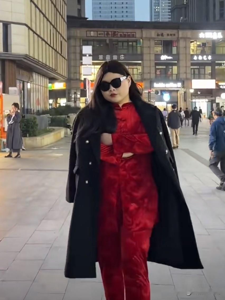 李湘大概吃不下饭了气的不是这个人模仿她模仿的像，而是这个人模仿她完全就是拉低