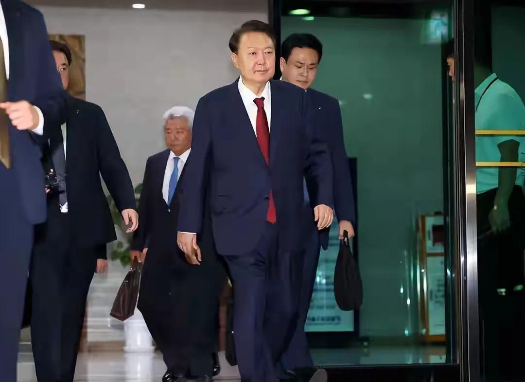 从近日起韩国前总统尹锡悦正式接受韩国检察厅的正式传唤调查，并与之配合，尹锡悦按照