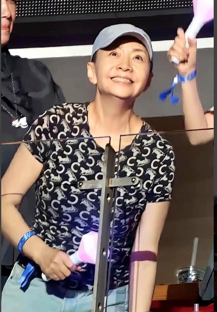 一场演唱会，大家居然没怎么讨论歌唱得咋样，目光全被明星手腕上的一抹蓝吸走了。那