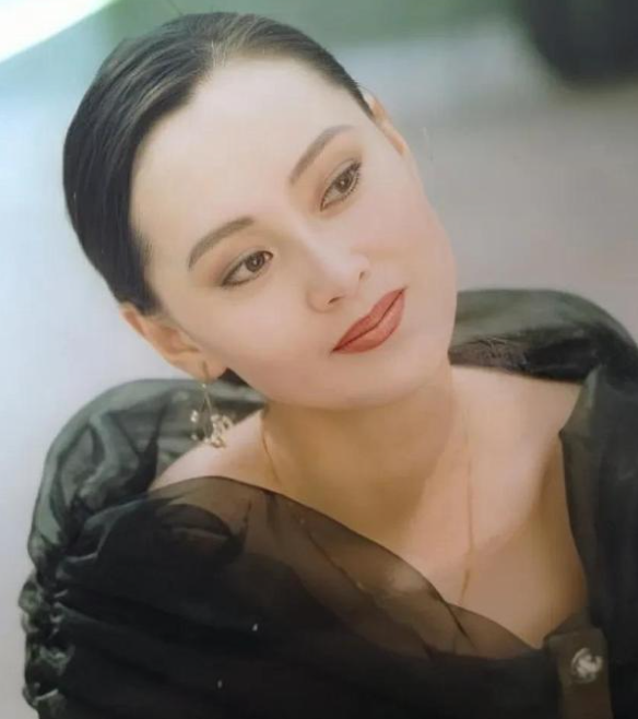 1991年，宋佳3岁的女儿张楚楚，不小心打破了家里的一把暖水壶，烫伤了父亲张学津