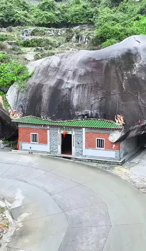 重庆，有一名男子驾车经过一段偏僻的山路时，在山路拐弯处发现了一间建在石头下的房子