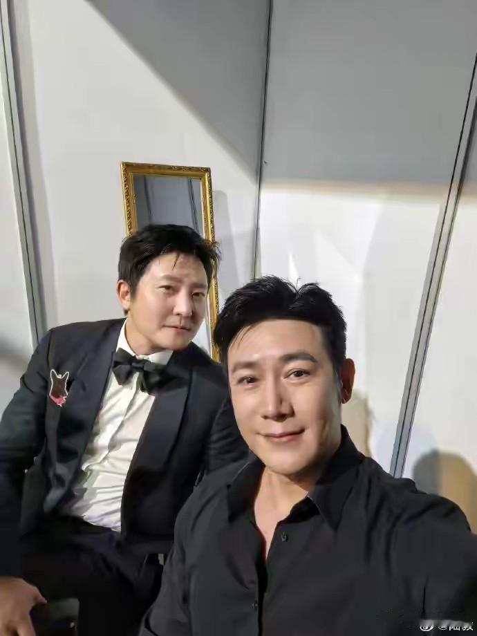 陆毅颁奖礼突然喊话郭京飞，台下笑疯的样子，让人忍不住想，一个家庭里有个细心护短的