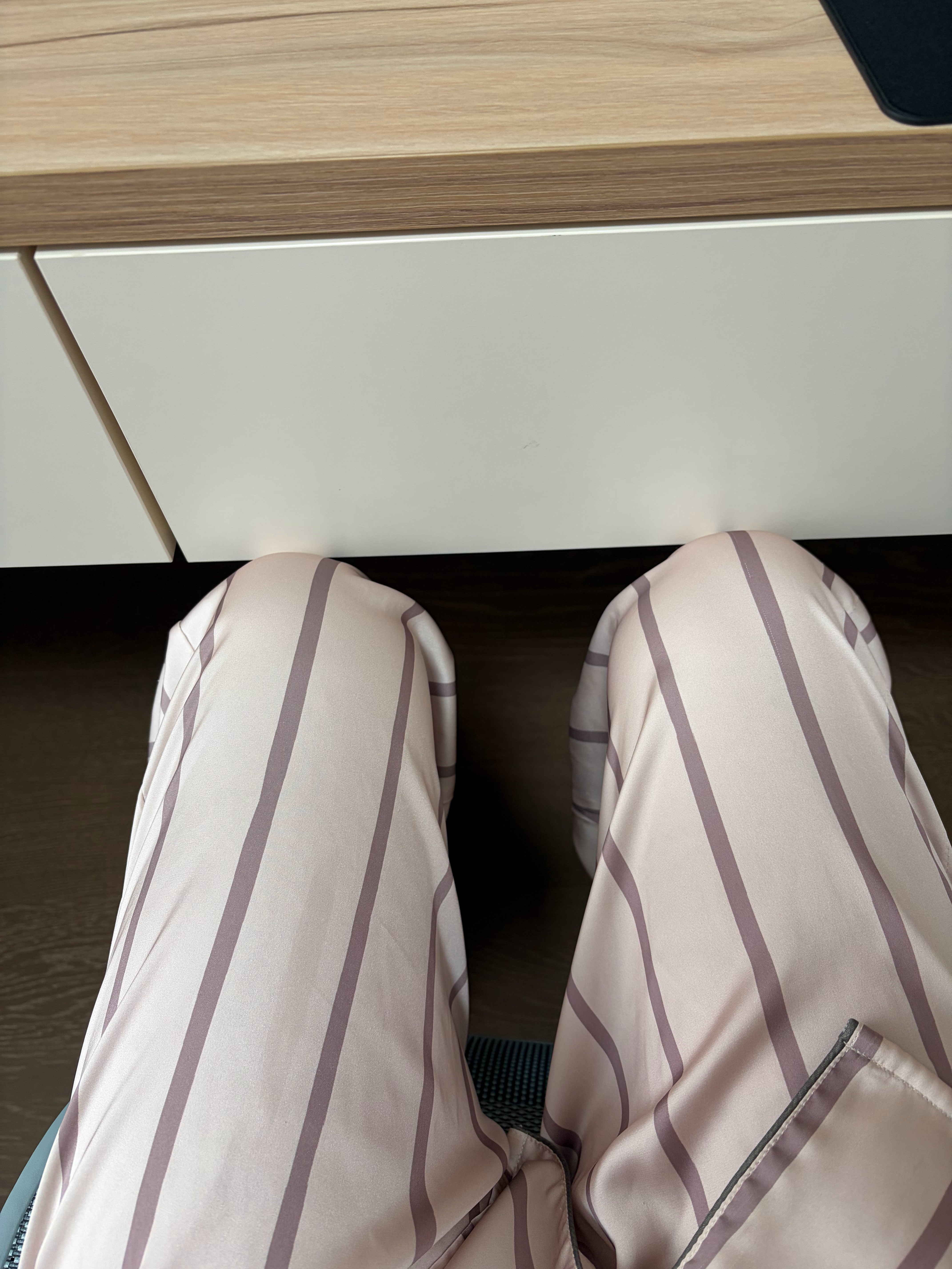 这种悬浮桌子不仅会弯，还有一点大家一定要注意就是不要在桌子下面加抽屉！抽屉是好看