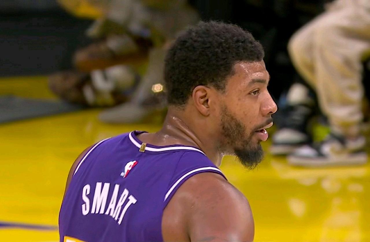 斯玛特：成了湖人的遮羞布！狂飙8记3分！大家都熟知：斯玛特是最擅长防守的，湖