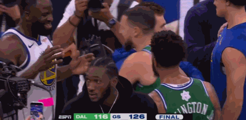 回来吧！克莱赛后拥抱了勇士所有人！在今天NBA勇士与独行侠的圣诞大战结束后勇