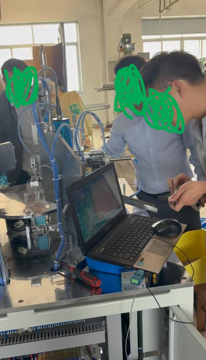 这设备厂不知道换多少工程师了，走了一个再招一个，招一个进来没做多久又跑了，总之就