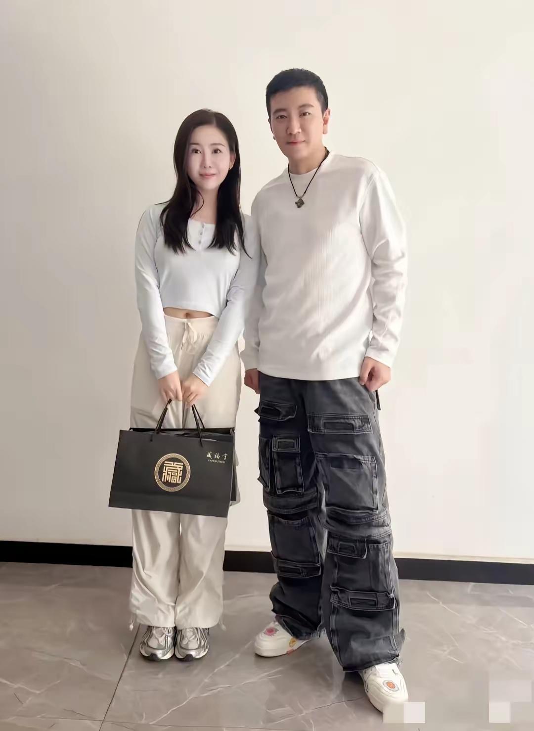 杨子旁边漂亮的美女很可能是李隽子。近日，杨子的新恋情曝光，新女友就是李隽子