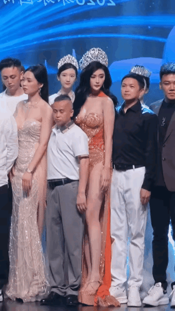 他站在那里最合适，无论是不是C位。当然有些照片，不拍也罢。