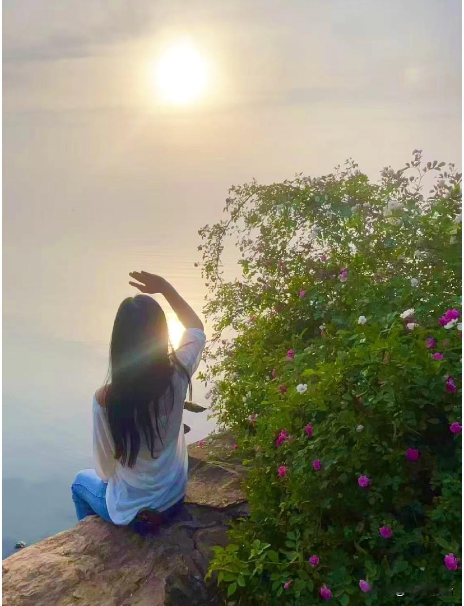 我发现长寿的老人，身上普遍有这8个特点1. 睡眠好一觉睡到大天亮，早上八