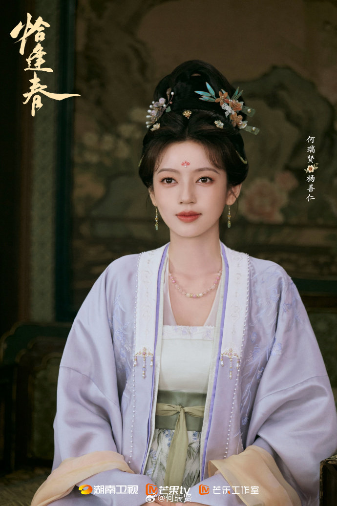 #何瑞贤#何瑞贤恰逢春杀青照，姐姐古装是真美啊​